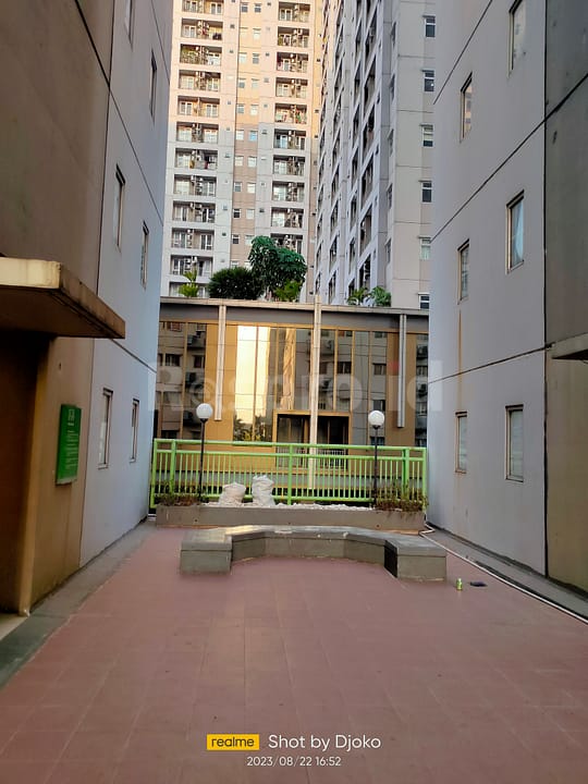8. Area Terbuka di antara Blok-blok Apartemen